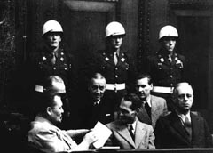 Hess bromea con Göring en Nuremberg